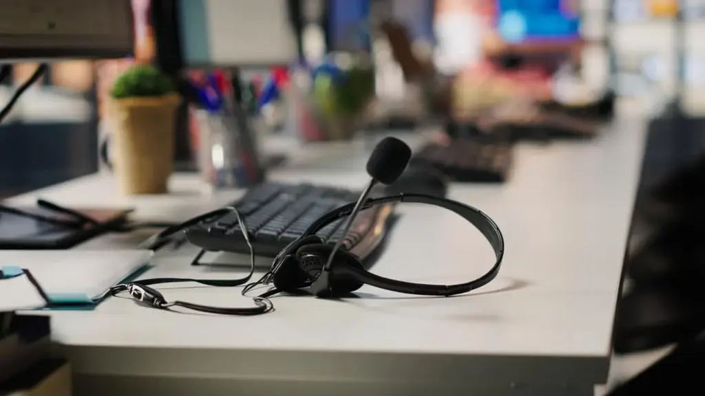 image d'un bureau de secrétaire téléphonique avec un casque + micro pour répondre au téléphone.