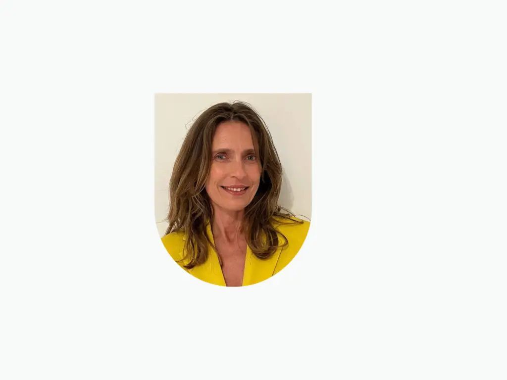 photo d'une femme en tailleur Jaune qui s'appelle Estelle Vergnes dirigeante de l'entreprise evstel , secrétariat médical et standard téléphonique.